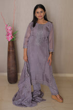 Zohra Lavender Classic Embroidered Kurta Set With Dupatta